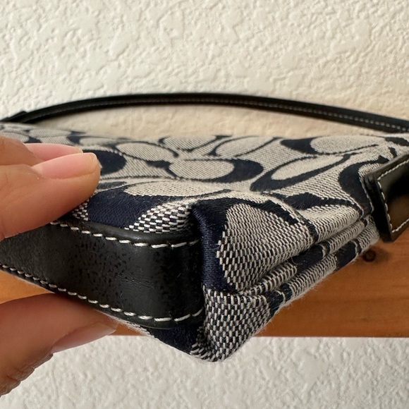 Vintage Coach Signature Sufflette Hand Bag in Navy and Black Leather - Picture 7 of 11